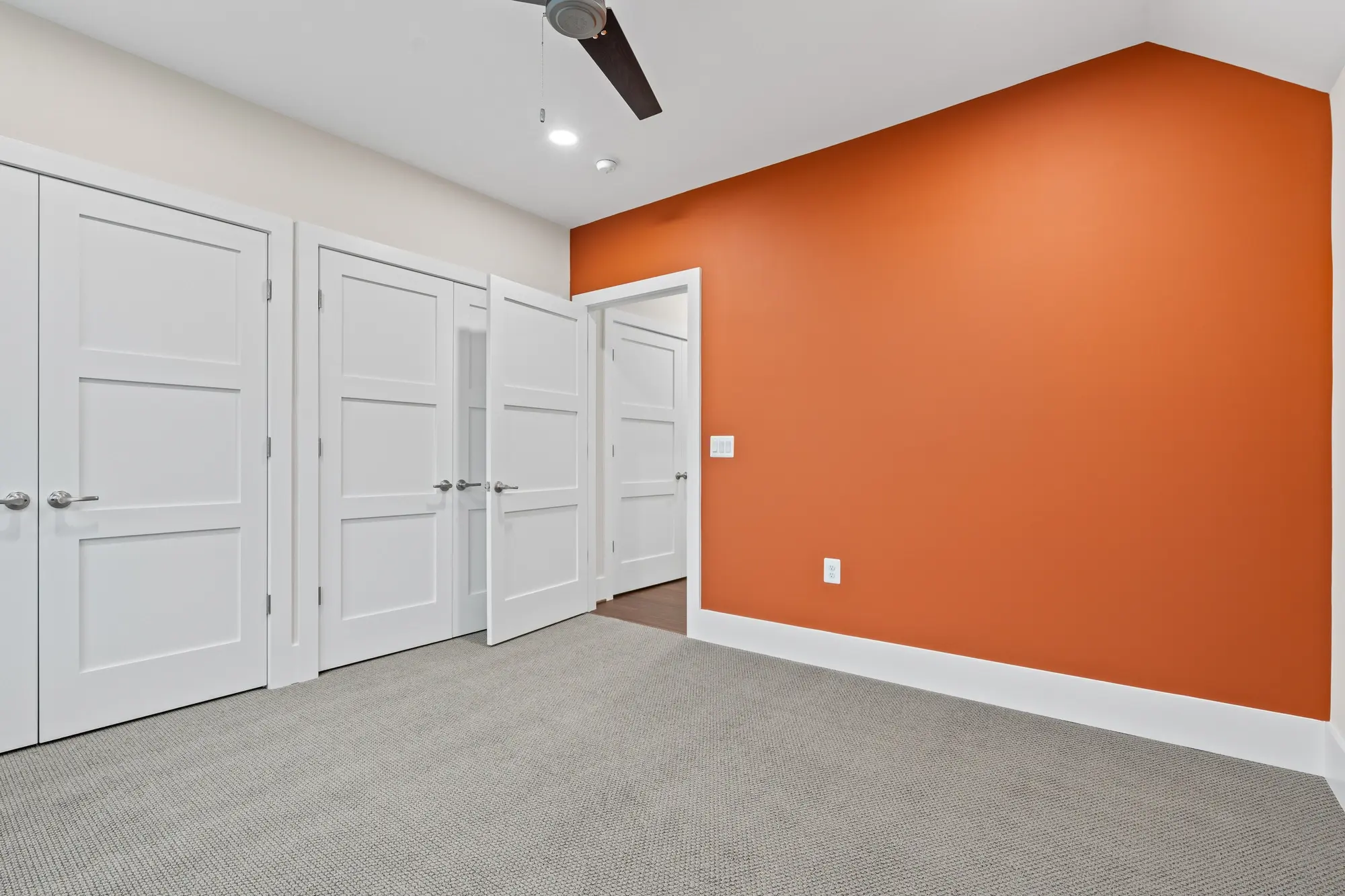 Bedroom with accent wall, real estate photo for Falls Church renovation by Umedia
