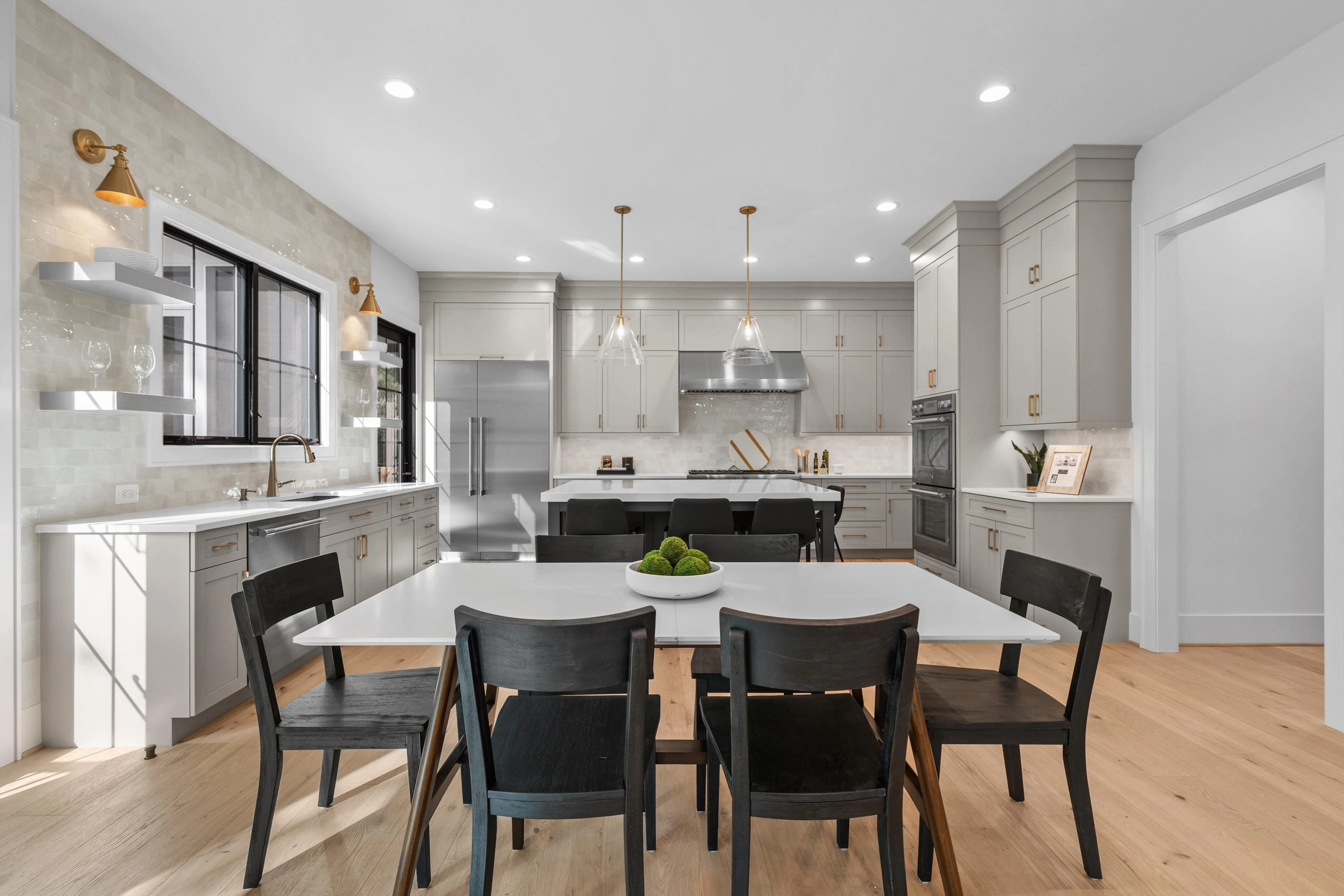 Gourmet kitchen with dining area in Arlington property